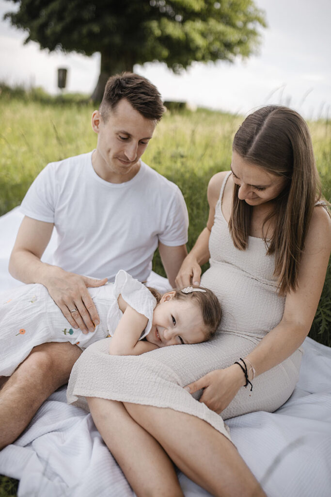 Babybauchfotos draußen in Wiener Neustadt