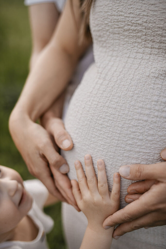 Detailaufnahme Babybauch Hände