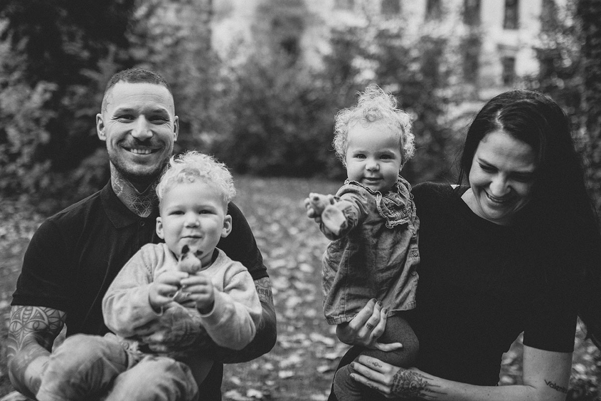 Eltern halten ihre Kinder bei einem witzigen Familien-Shooting in Wiener Neustadt.