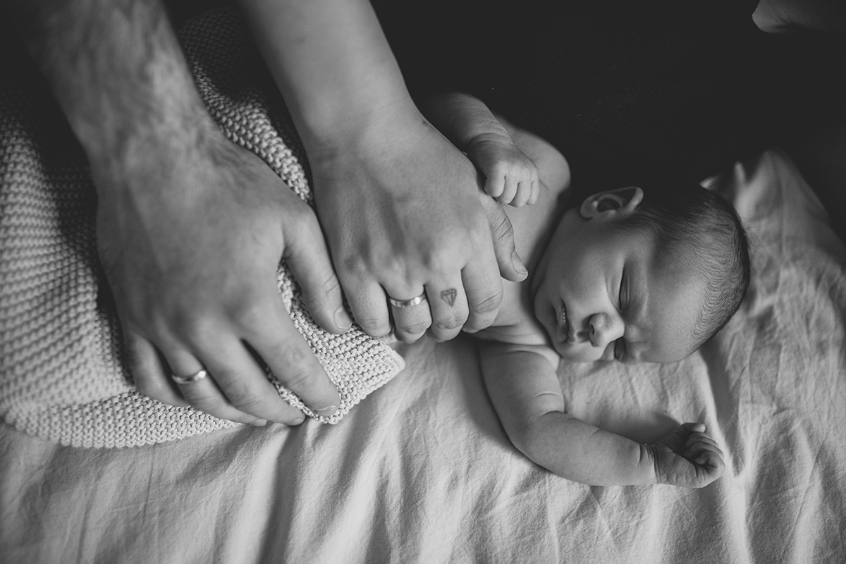mama-und-baby-kuscheln-homeshooting Natürliches Wochenbett Shooting Wiener Neustadt