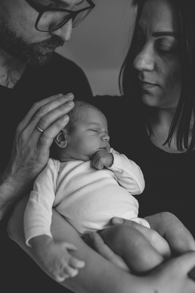 Erste Momente mit Baby zuhause – Babyfotografie Wr.Neustadt