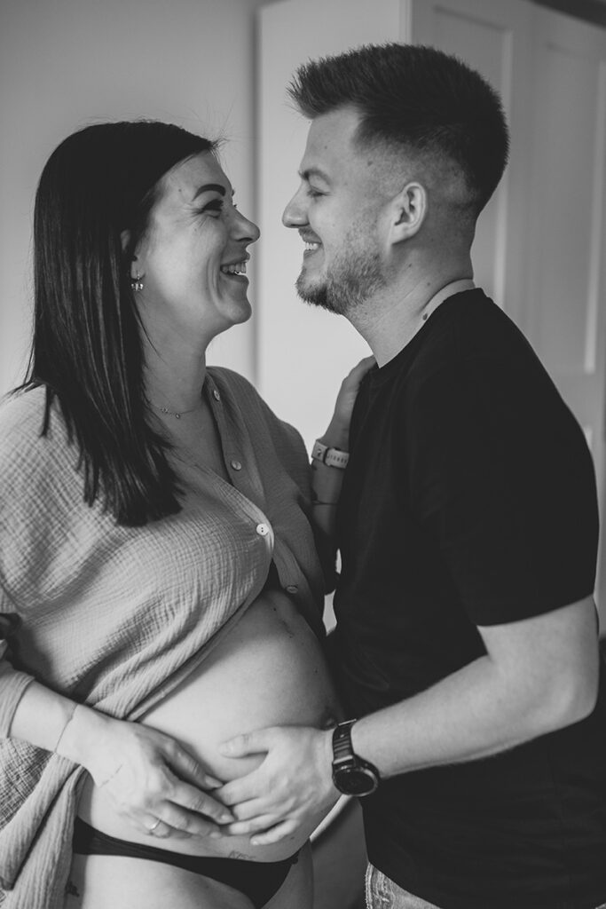 Aufnahme eines jungen Pärchens bei einer Babybauch-Homestory in Wiener Neustadt.
