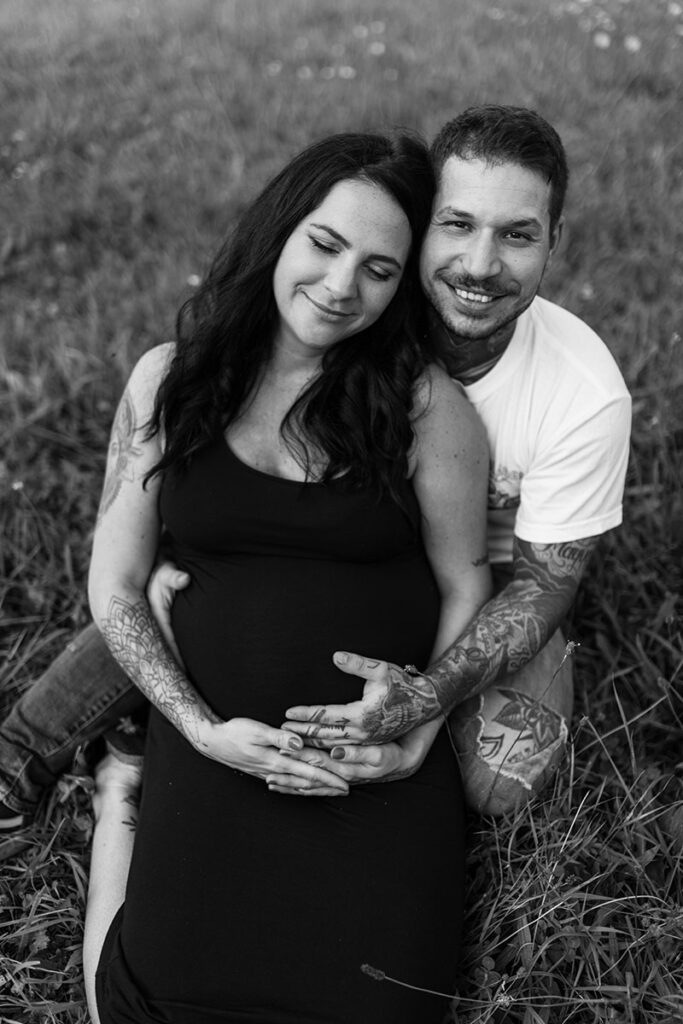 Familie bei Babybauchshooting in der Natur