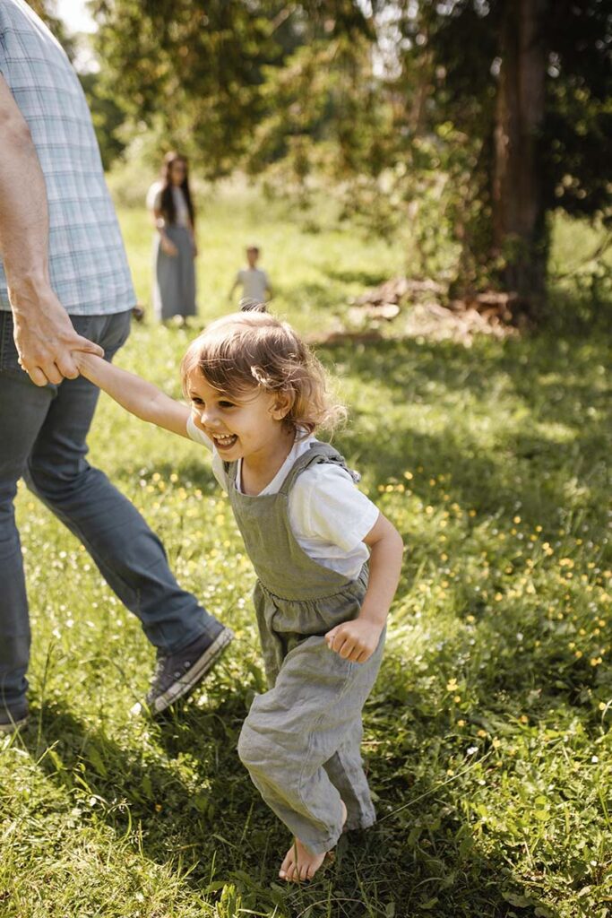 Vater und Tochter laufen Hand in Hand, Freude pur.