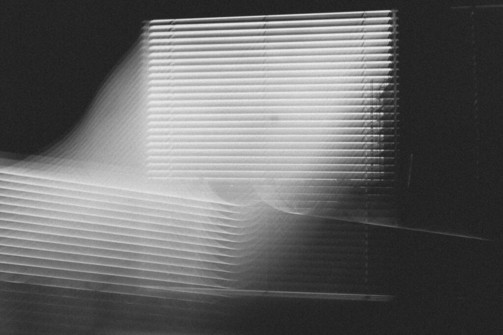 Abstrakte Darstellung eines Fensters mit Rollo – Licht- und Schattenkontrast durch Langzeitbelichtung